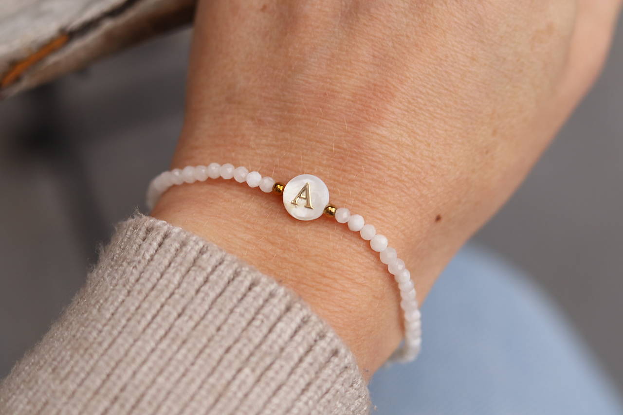 Tenký náramok mesačný kameň s písmenkom