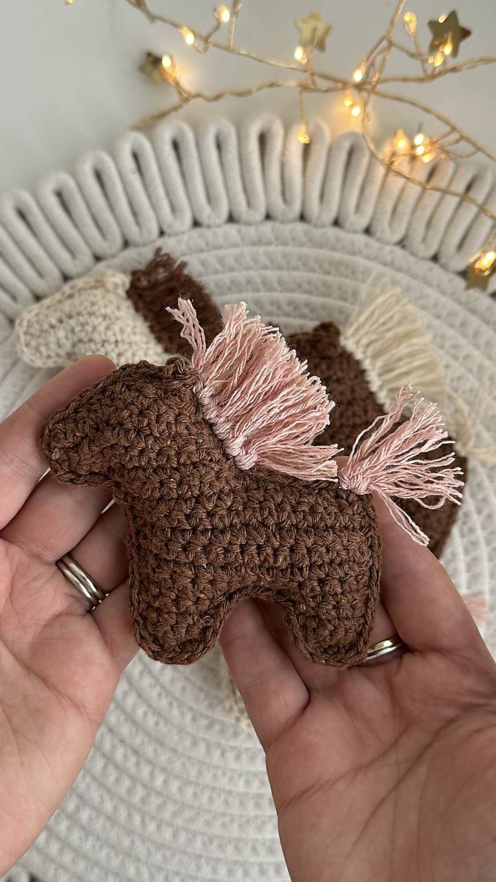 Vianočný háčkovaný koník – symbol roku 2026 / HowletDi - SAShE.sk