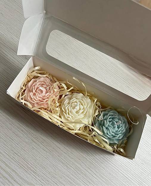 Sviečky - Ručne vyrábaná sada 3 sójových sviečok v tvare kvetov - 17988073_