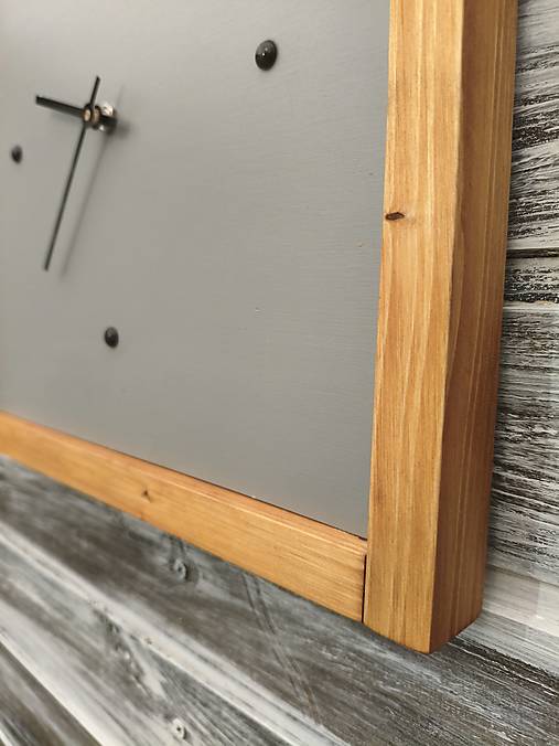 Hodinky nástenné sivé