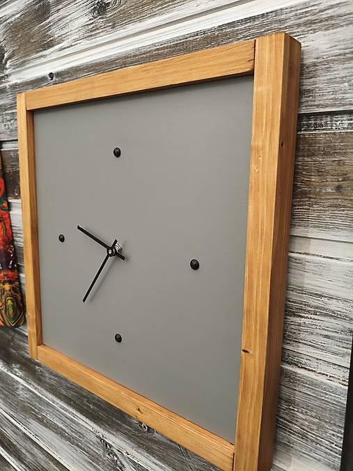 Hodinky nástenné sivé