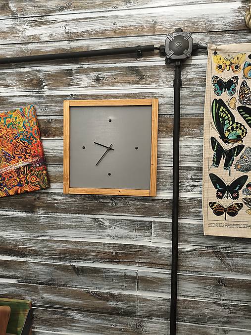 Hodinky nástenné sivé