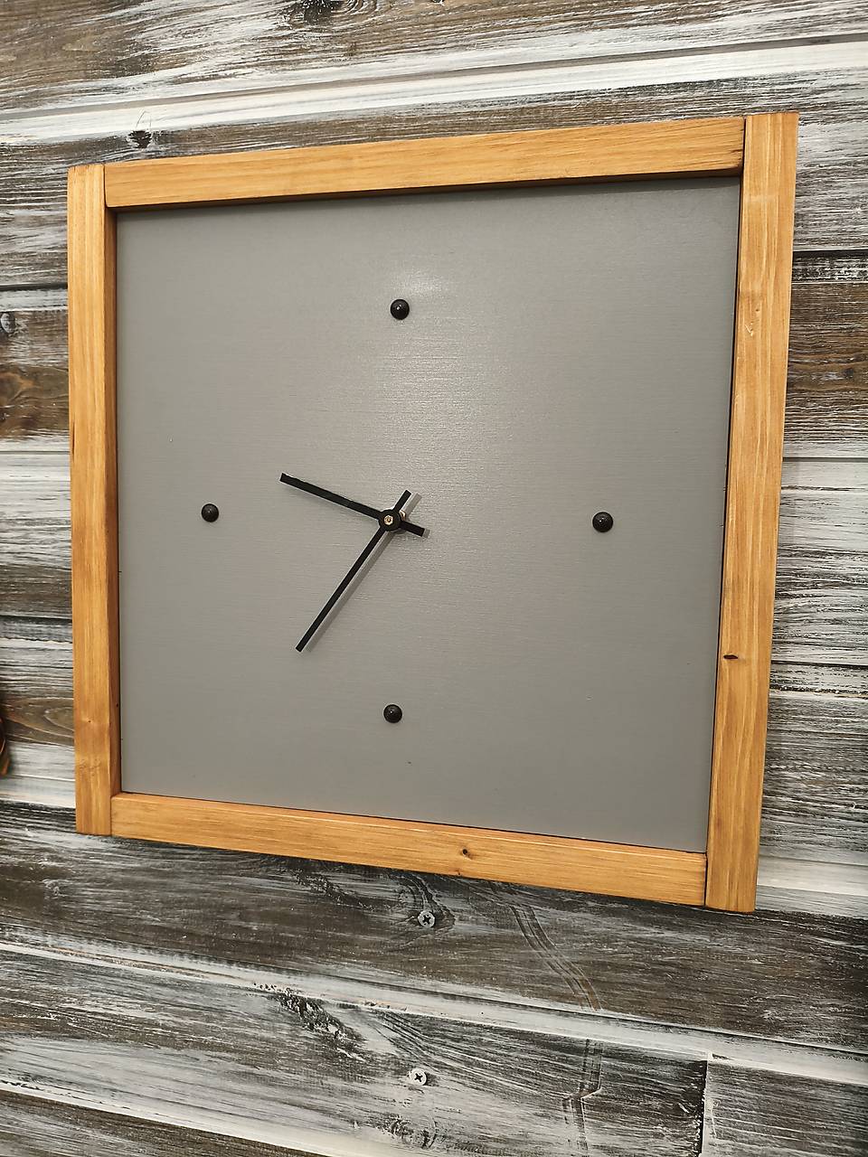 Hodinky nástenné sivé