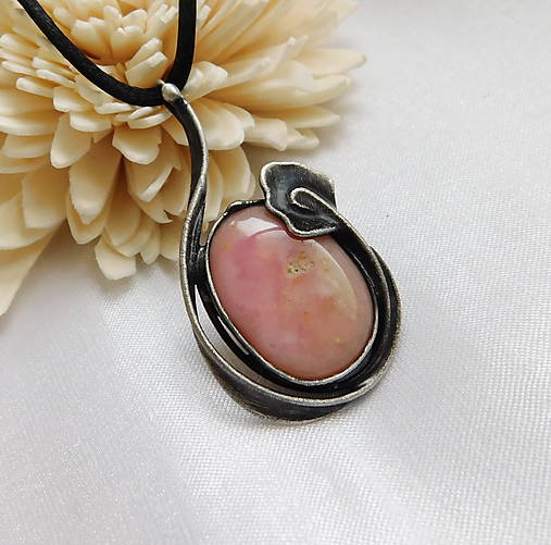 Náhrdelníky - Prívesok s ružovým opálom ─UIARA─ - 17991459_