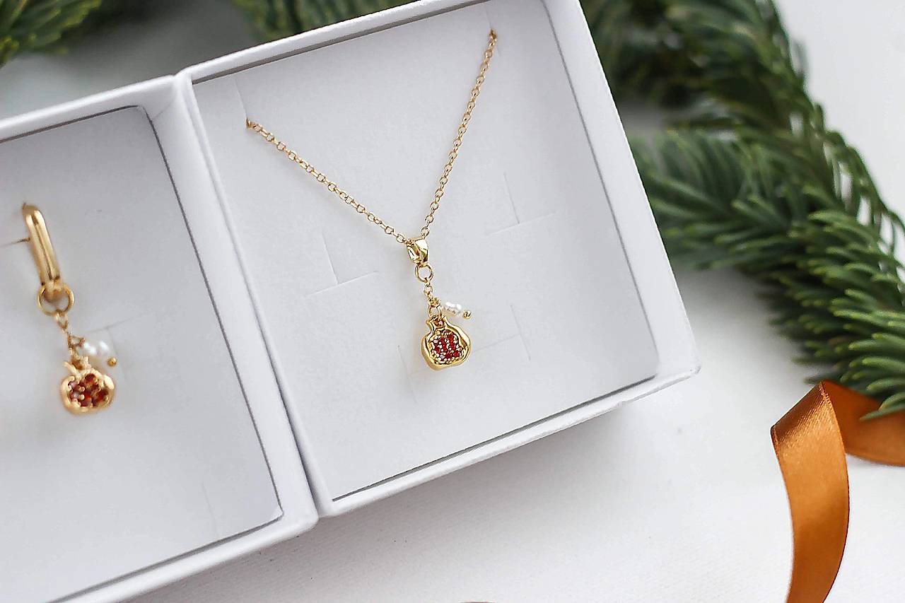 Granátové jablko a riečne perly (Pozlátená retiazka)