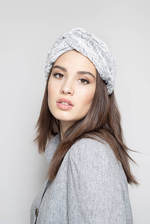 Čiapky, čelenky, klobúky - Elegantná zamatová čelenka, teplá, zimná čelenka v strieborno sivej farbe - 17990647_
