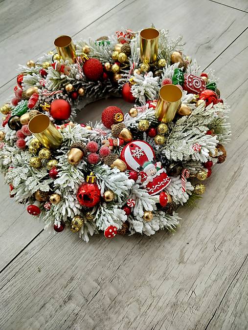 Zasnežený adventný veniec červenozlatý