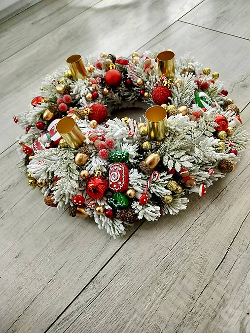 Zasnežený adventný veniec červenozlatý