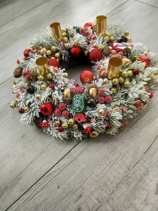 Zasnežený adventný veniec červenozlatý