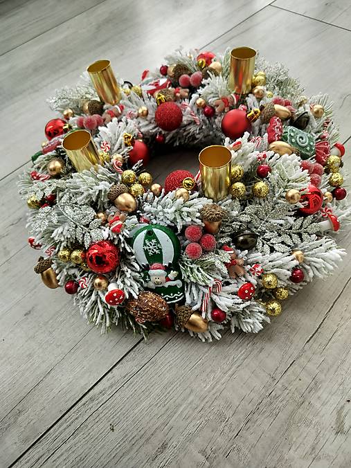 Zasnežený adventný veniec červenozlatý