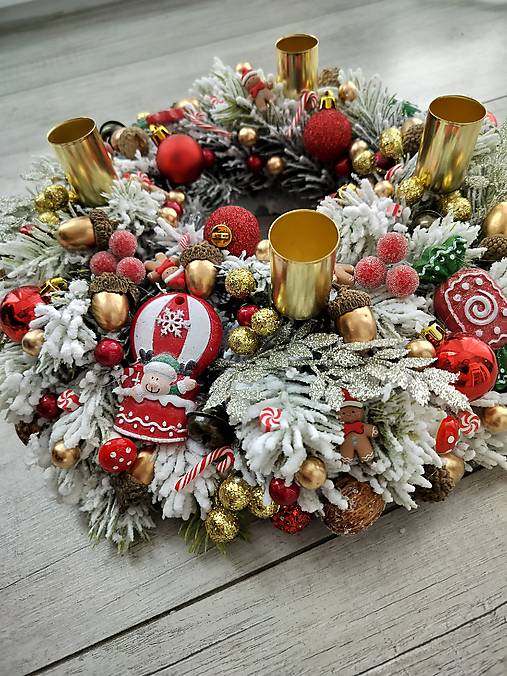 Zasnežený adventný veniec červenozlatý