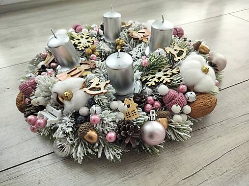 Zasnežený adventný veniec ružový