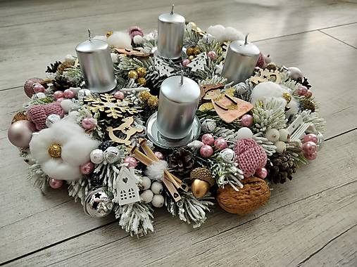 Zasnežený adventný veniec ružový