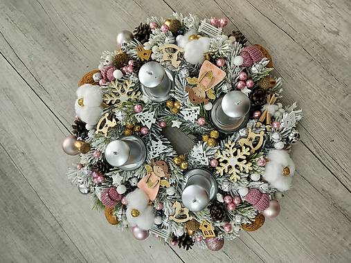 Zasnežený adventný veniec ružový