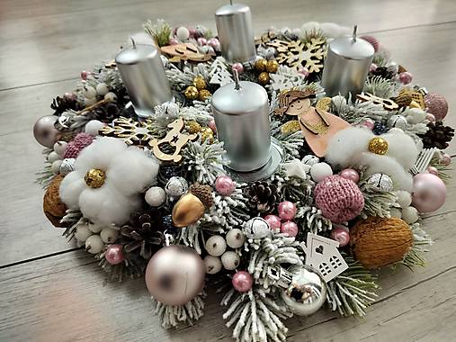 Zasnežený adventný veniec ružový