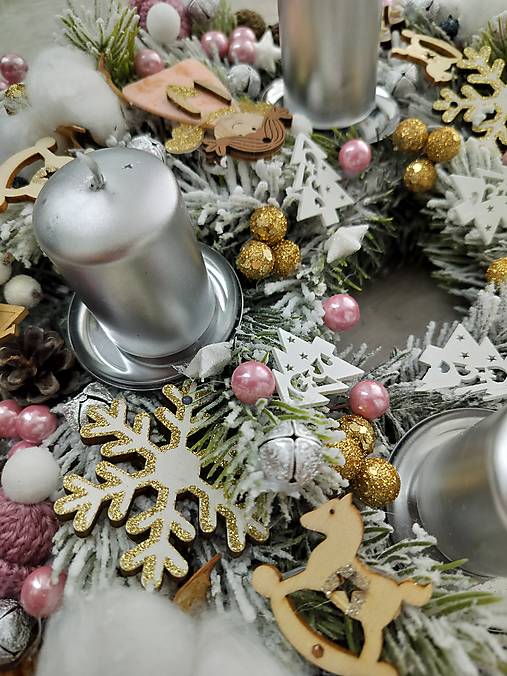 Zasnežený adventný veniec ružový