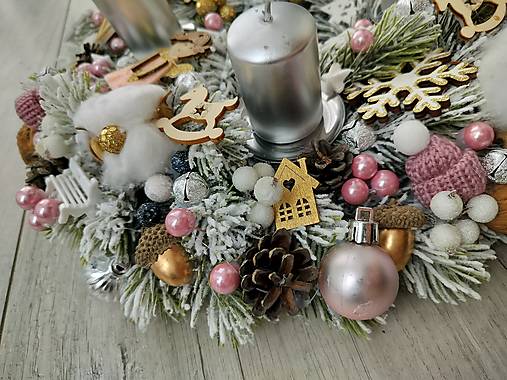 Zasnežený adventný veniec ružový