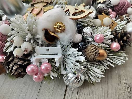 Zasnežený adventný veniec ružový