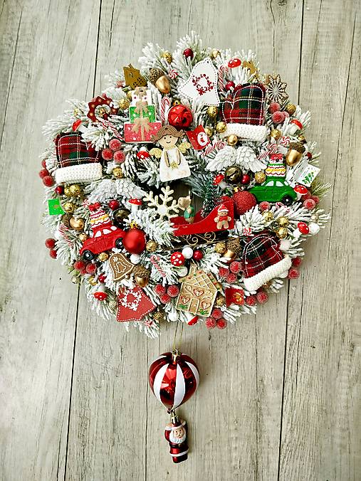 Zasnežený závesný veniec červenozlatý