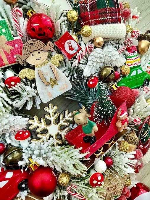 Zasnežený závesný veniec červenozlatý