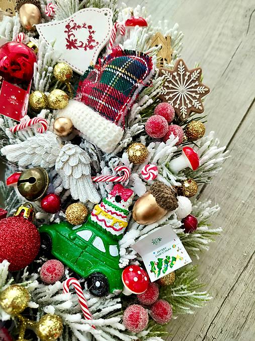 Zasnežený závesný veniec červenozlatý