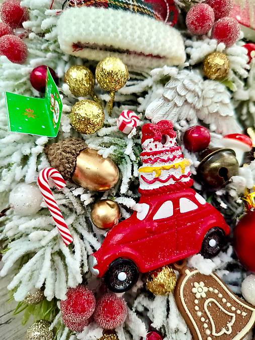 Zasnežený závesný veniec červenozlatý