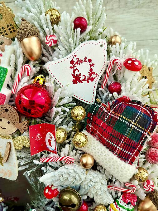 Zasnežený závesný veniec červenozlatý