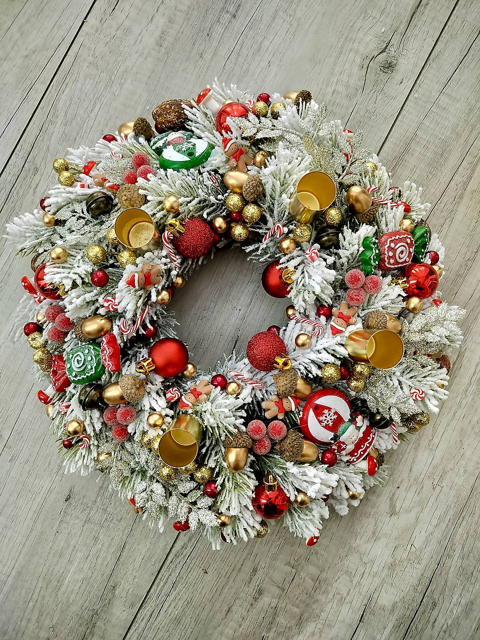 Zasnežený adventný veniec červenozlatý