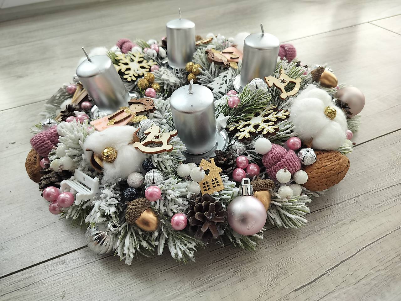 Zasnežený adventný veniec ružový