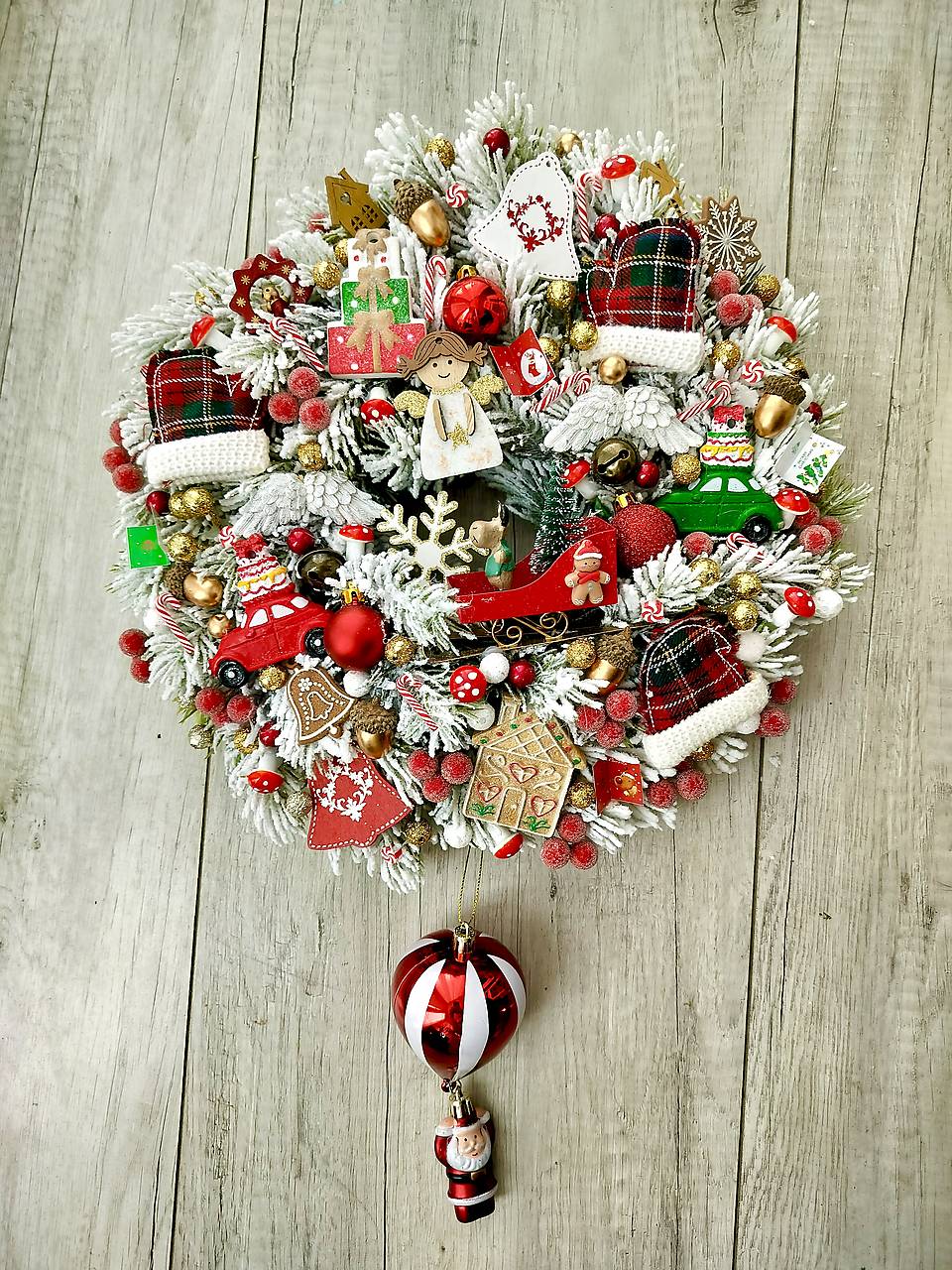 Zasnežený závesný veniec červenozlatý