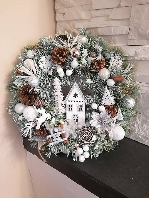 Dekorácie - Bielo strieborný veniec s domčekom 34 cm - 17989594_