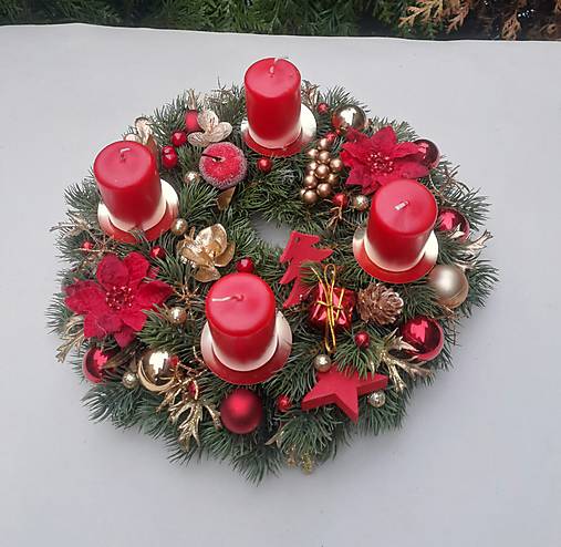 Dekorácie - adventný veniec červeno - zlatý  28cm so sviečkami - 17993373_
