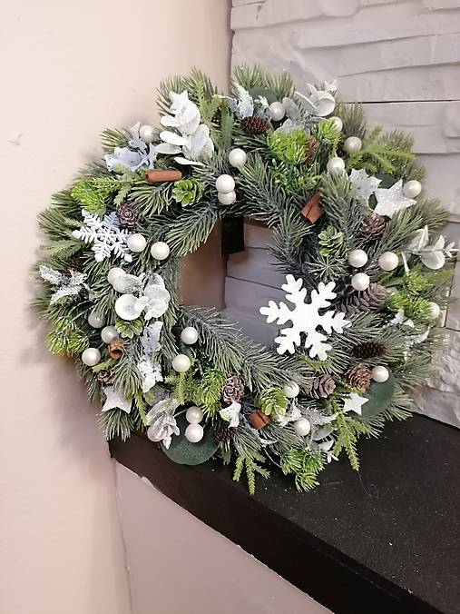 Dekorácie - Zimny veniec s vločkou 32cm (Veniec s LED osvetlenim) - 17992606_