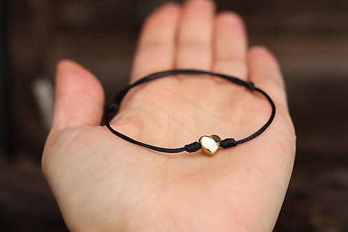 Šnúrkový náramok srdiečko