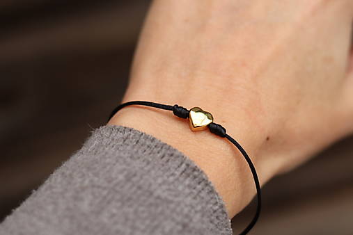 Šnúrkový náramok srdiečko