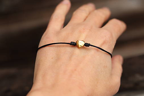 Šnúrkový náramok srdiečko