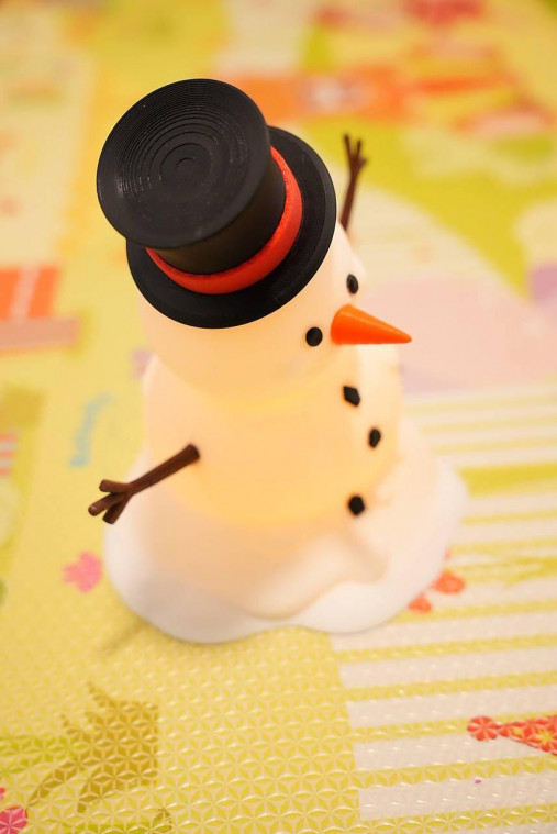 Svietiaci snehuliak – zimná dekorácia