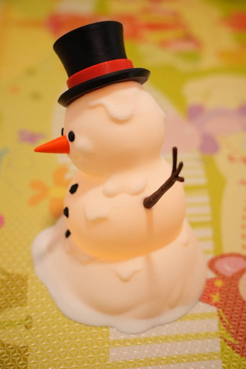 Svietiaci snehuliak – zimná dekorácia