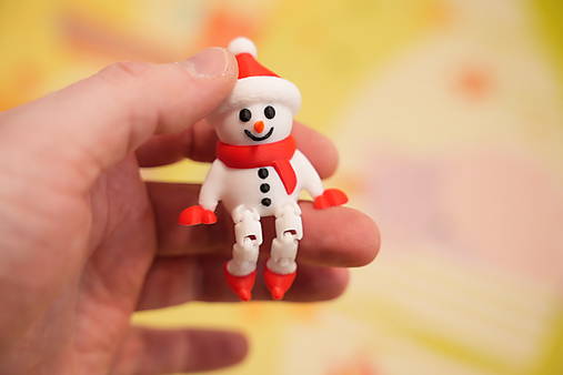 Mini sediaci snehuliačik – roztomilá zimná figúrka