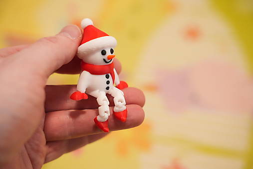 Mini sediaci snehuliačik – roztomilá zimná figúrka