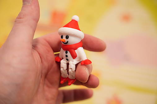 Mini sediaci snehuliačik – roztomilá zimná figúrka