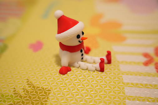 Mini sediaci snehuliačik – roztomilá zimná figúrka