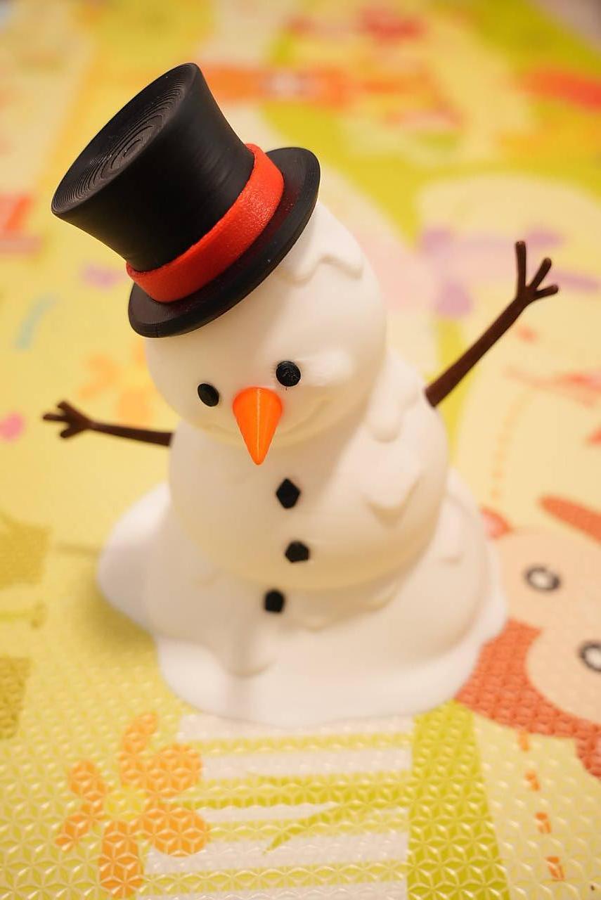 Svietiaci snehuliak – zimná dekorácia