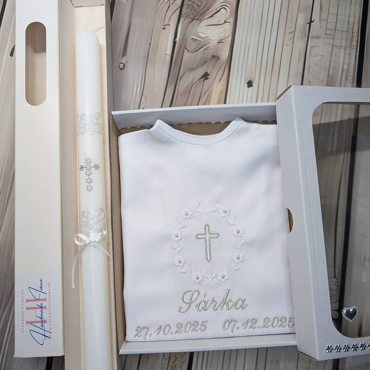 Košieľka na krst k01 biela strieborná v darčekovom balení a sviečka na krst strieborný krížik s bielou