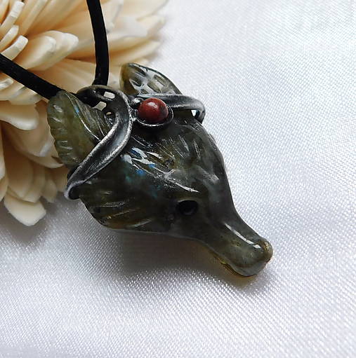 Náhrdelníky - Vlk Amaruq (labradorit a jaspis) - 17998942_