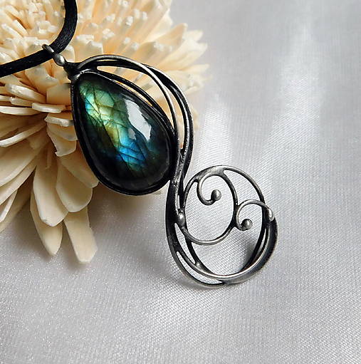 Náhrdelníky - Prívesok s labradoritom ─VANAHEO'O─ - 17998963_