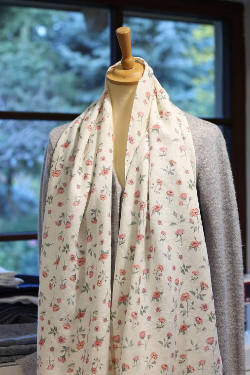 Exkluzívna dámska jemná ľanová šatka s autorským dizajnom, tip na vianočný darček pre ňu