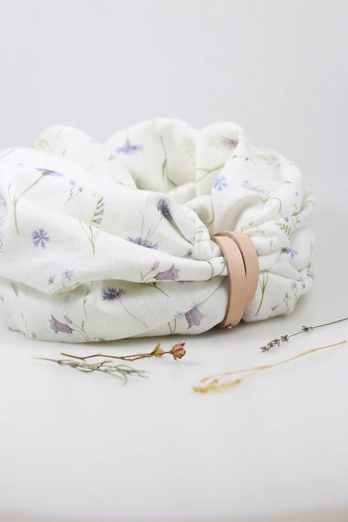 Dámsky veľký dvojitý ľanový nákrčník s lúčnymi kvetmi v darčekovej krabici