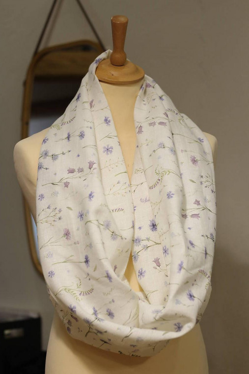 Dámsky veľký dvojitý ľanový nákrčník s lúčnymi kvetmi v darčekovej krabici