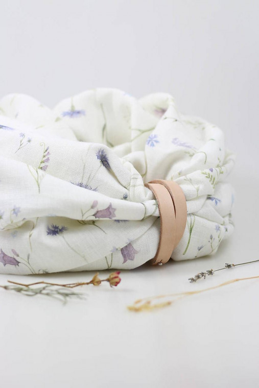 Dámsky veľký dvojitý ľanový nákrčník s lúčnymi kvetmi v darčekovej krabici